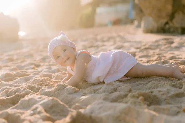 Mooi Baby Meisje Roze Jurk Spelen Oceaan Strand Met Zonsondergang — Stockfoto