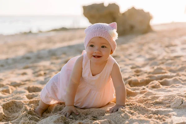 Χαμογελώντας Χαριτωμένο Κοριτσάκι Εξωτερικό Χώρο Φως Ηλιοβασίλεμα Ευτυχισμένο Παιδί Ροζ — Φωτογραφία Αρχείου