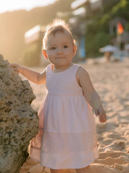 Πορτρέτο Του Γοητευτικό Κοριτσάκι Ροζ Φόρεμα Στην Παραλία Του Ωκεανού — Φωτογραφία Αρχείου
