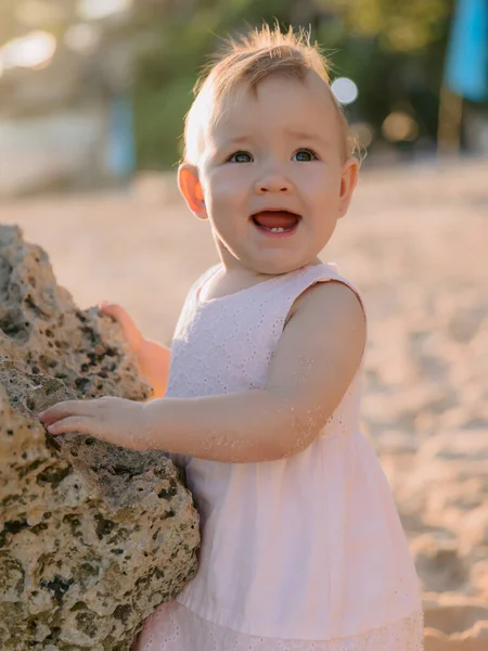 Πορτρέτο Του Χαρούμενος Χαριτωμένο Κοριτσάκι Ροζ Φόρεμα Στην Παραλία Του — Φωτογραφία Αρχείου