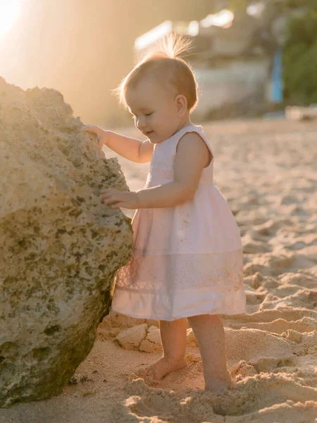 Πορτρέτο Του Γοητευτικό Κοριτσάκι Ροζ Φόρεμα Στην Αμμώδη Παραλία Τόνους — Φωτογραφία Αρχείου
