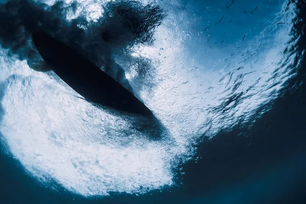 Ola Bajo Agua Surfista Paseo Tabla Surf Océano Onda Submarina —  Fotos de Stock