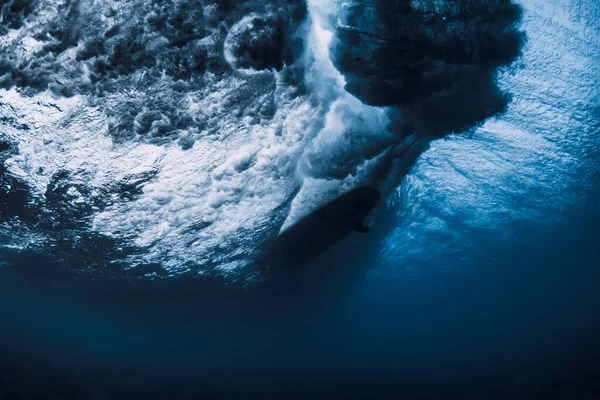 Vinka Vattnet Och Surfa Rida Surfbräda Havet Undervattens Kraschar Våg — Stockfoto