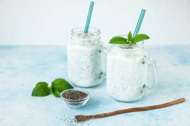 Lezzetli yoğurt ya da sağlıklı chia tohumlu smoothie, vejetaryen yemeği.