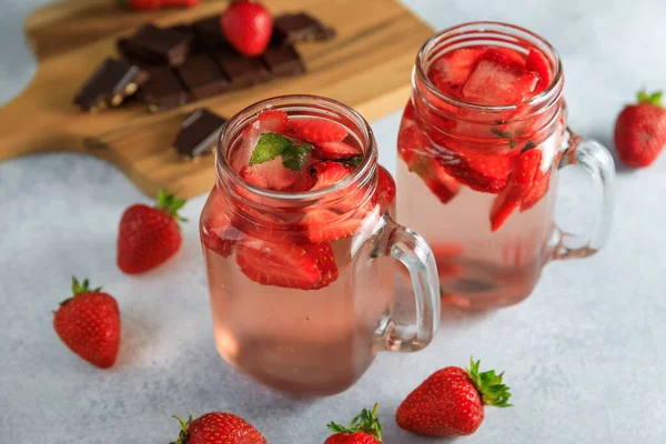 딸기는 딸기와 도마와 초콜릿을 마신다 식음료의 — 스톡 사진
