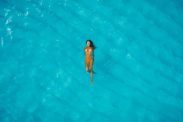 Belle Femme Relaxante Dans Océan Bleu Vue Aérienne Vue Aérienne — Photo