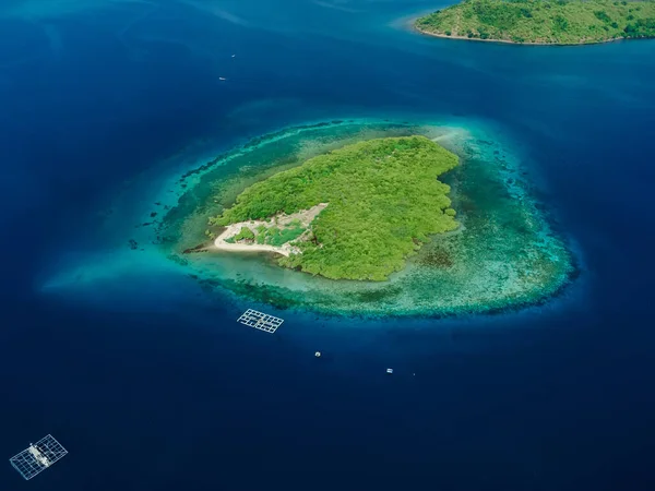 Vista Aérea Com Ilha Selvagem Trópicos Oceano Com Recife Coral — Fotografia de Stock