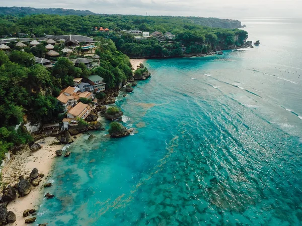 巴厘具有海岸线和水污染的印度洋的空中景观 — 图库照片