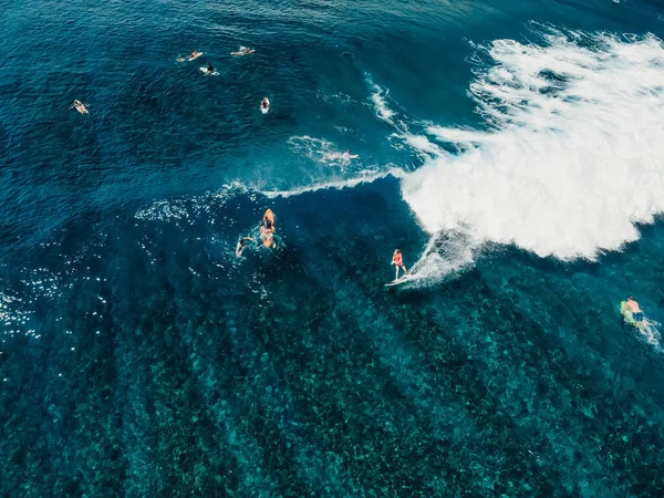 有海浪冲浪的空中风景 在热带海洋与冲浪者共渡完美海浪 — 图库照片