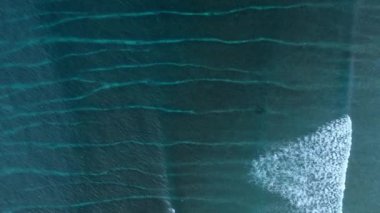 Dalgalar ve resif tabanlı mavi okyanus, hava manzarası