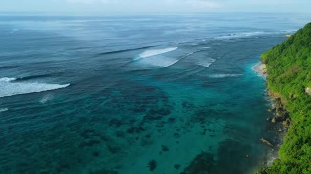 Pobřeží Tyrkysovým Oceánem Vlnami Blízkosti Krásné Pláže Bali Letecký Pohled — Stock video