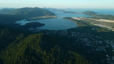 Santa Catarina, Florianopolis 'te şehir, dağlar ve göl manzarası.