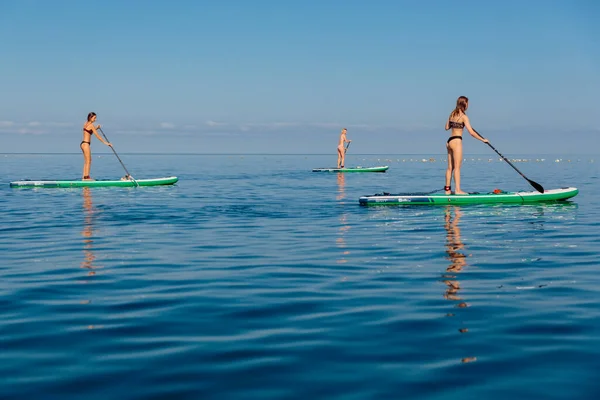 2022年7月30日 モンテネグロのブドヴァ 青い海でスタンドアップパドルボード上の女性のグループ 海の中のレッドパドルSupボードに浮かぶ女性 — ストック写真