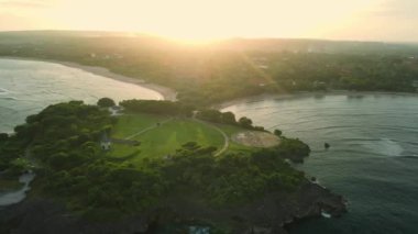 Nusa Dua, Bali 'de gün batımının ılık olduğu kıyı şeridi manzarası