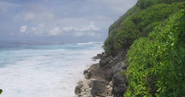 Tropické Pobřeží Skalami Modrým Oceánem Bali — Stock video