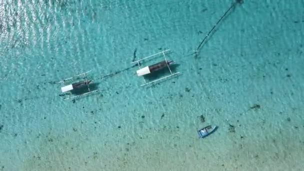 渔船停靠在天堂岛上蓝水的泻湖里 空中景观 — 图库视频影像