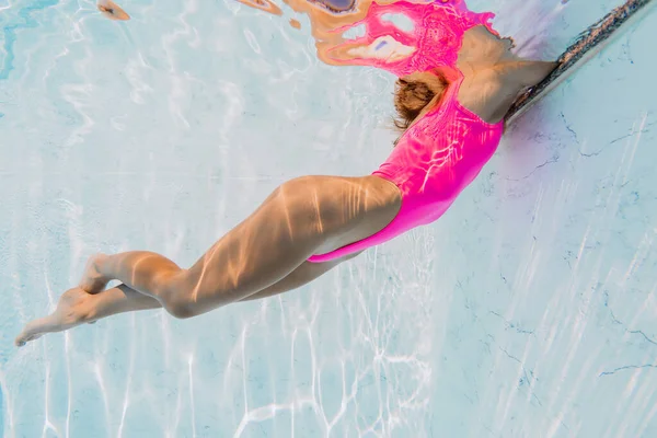 若い女性は夏休みにプールでリラックスしています セクシー女の子とともにスポーティーな体でピンク水着でプール — ストック写真