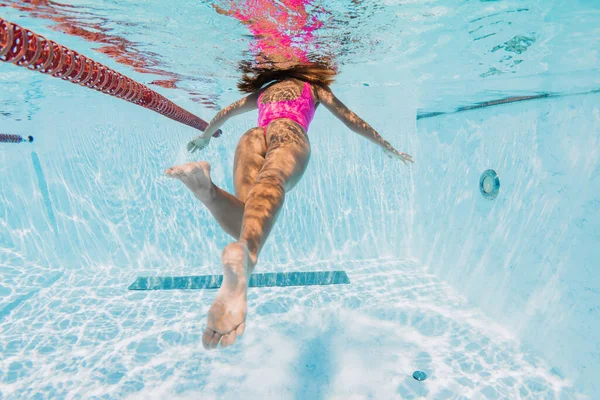 Donna Sportiva Costume Bagno Rosa Con Corpo Sexy Nuotare Piscina — Foto Stock
