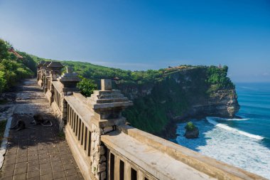 Uluwatu, Bali 'de sabah ışığı ve dalgalı okyanusu olan kayalık bir uçurum. Bali tapınağı olan popüler bir turistik yer.