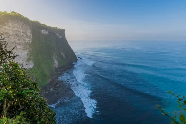 Scénický Skalnatý Útes Ranním Světlem Oceánem Vlnami Uluwatu Bali — Stock fotografie