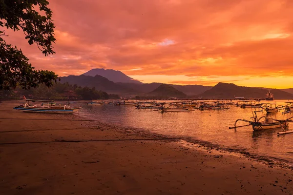 Colorful Sunset Sunrise Scenic Landscape Agung Volcano Quiet Ocean Local — Stock Photo, Image