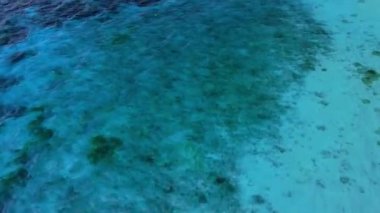 Tropiklerde mavi okyanus suyu, hava manzarası. Su dokusu