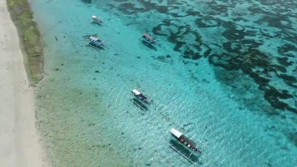 Fiskebåtar Transparent Hav Och Strand Paradisön Flygbild — Stockvideo