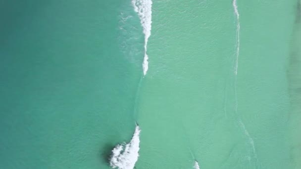 Ovanifrån Tropisk Strand Med Blått Hav Vatten Och Vågor Antenn — Stockvideo