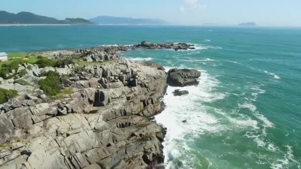 Берегова Лінія Скелями Океаном Хвилями Бразилії Вид Повітря Понта Дас — стокове відео