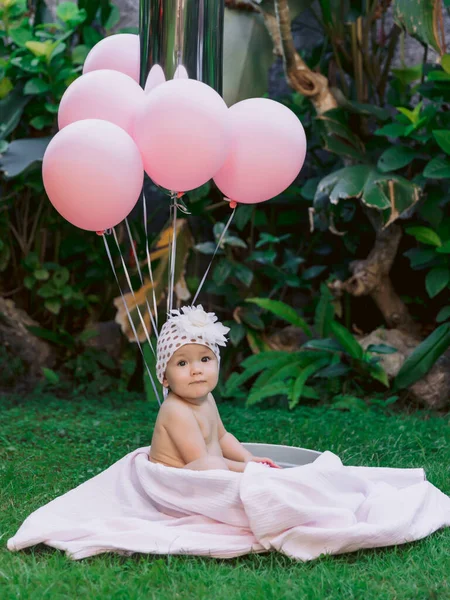Bébé Fille Heureuse Ballons Air Rose Nagent Dans Bain Bébé — Photo