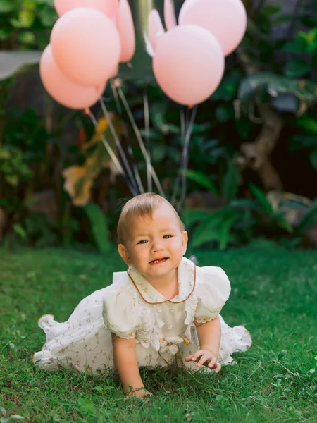 Geburtstag Des Kleinen Mädchens Mit Luftballons Garten Weinendes Kind Kleid — Stockfoto