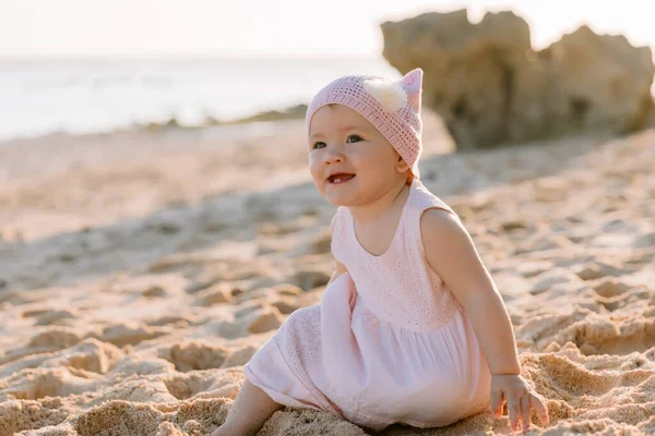 Χαμογελώντας Όμορφο Κοριτσάκι Εξωτερικό Χώρο Φως Ηλιοβασίλεμα Ευτυχισμένο Παιδί Ροζ — Φωτογραφία Αρχείου