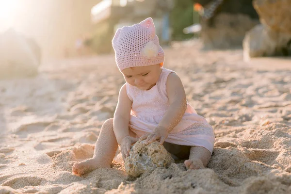 Mädchen Rosa Pastellkleid Spielt Sandstrand Bei Sonnenschein — Stockfoto