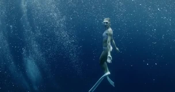 Mulher Livre Com Barbatanas Desliza Debaixo Água Oceano Transparente Com — Vídeo de Stock