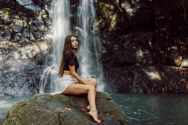 Vacker Smal Kvinna Vattenfall Tropiska Bali Resenär Flicka Poserar Floden — Stockfoto