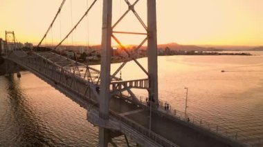 Florianopolis, Brezilya 'da günbatımına yakın bir köprü olarak kaldı. Hava görünümü