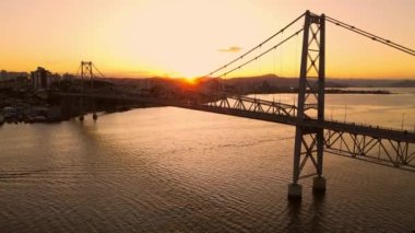 Florianopolis, Brezilya 'da günbatımına yakın bir köprü olarak kaldı. Hava görünümü