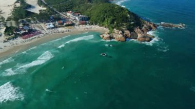 Florianopolis 'te kayaları ve dalgaları olan popüler tatil plajları. Hava görünümü.