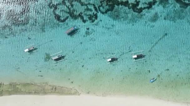 Lodě Průhledném Modrém Oceánu Pláže Ostrově Paradise Letecký Pohled — Stock video