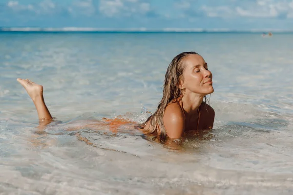 Привлекательная Женщина Отдыхает Плавает Океанской Воде Тропическом Пляже Красивая Модель — стоковое фото