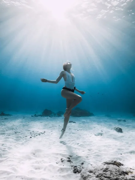 Apnea Subacquea Immersioni Subacquee Con Donna Nell Oceano Blu Con — Foto Stock