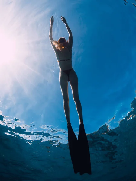 Mulher Livre Relaxando Com Barbatanas Superfície Oceano Freediving Luz Solar — Fotografia de Stock