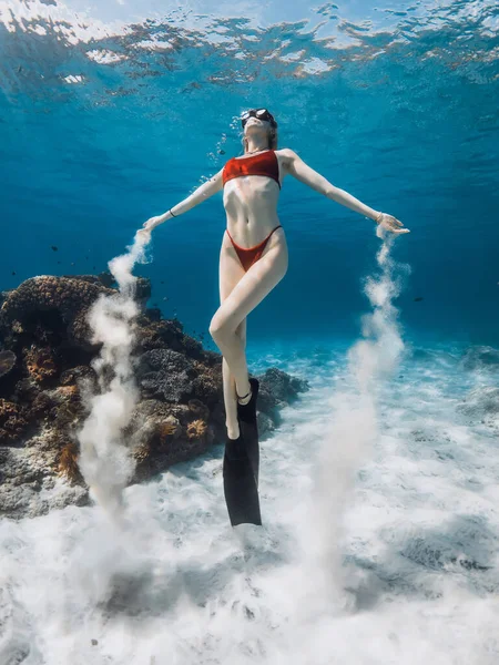 Kobieta Freediver Seksownym Bikini Piaskiem Rękach Nad Piaszczystym Tyłkiem Freediving — Zdjęcie stockowe