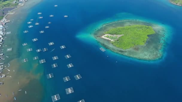 Letecký Pohled Rybářské Lodě Divoký Ostrov Tropech Oceán Korálovými Útesy — Stock video