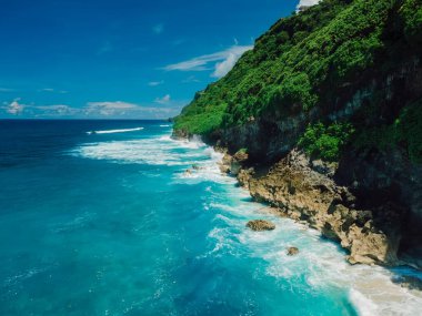 Bali 'de kıyı şeridi ve turkuaz okyanusu olan tropik bir manzara. Hava görünümü