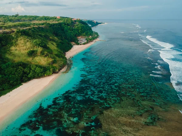 巴厘岛有绿色悬崖 海洋和阳光的热带海滩 度假海滩的空中景观 — 图库照片