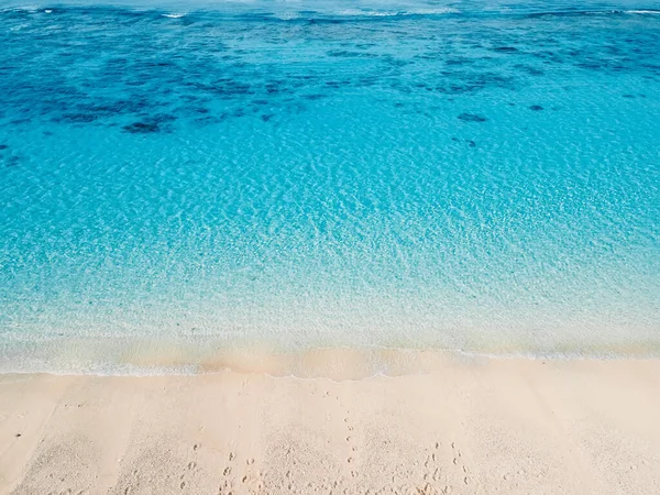 熱帯の砂浜とクリスタルブルーの海 モルディブの休日のビーチの空中ビュー — ストック写真