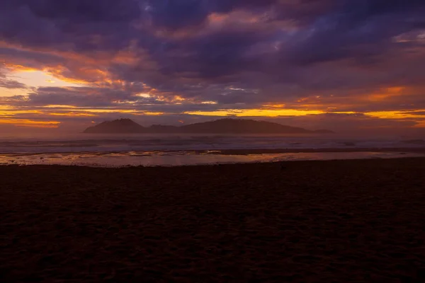 Sonnenaufgang Mit Bewölktem Himmel Und Silhouette Der Insel Campeche Florianopolis — Stockfoto