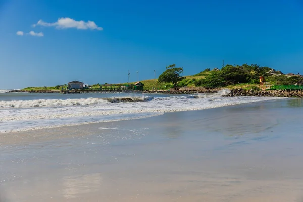 Stranden Med Kust Brygga Och Hav Solig Dag Semesterstrand Brasilien — Stockfoto