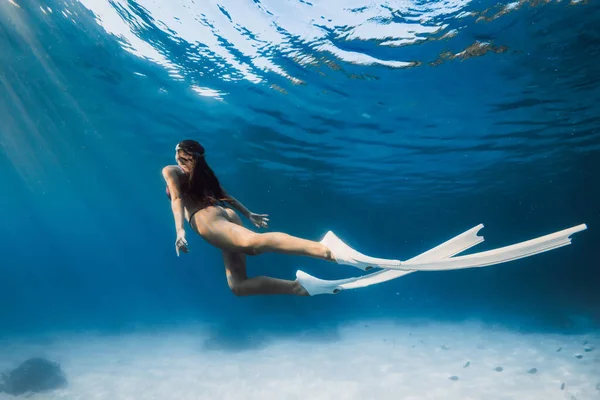 Žena Bez Potápěče Klouže Ploutvemi Pod Vodou Svoboda Tropicky Modrém — Stock fotografie